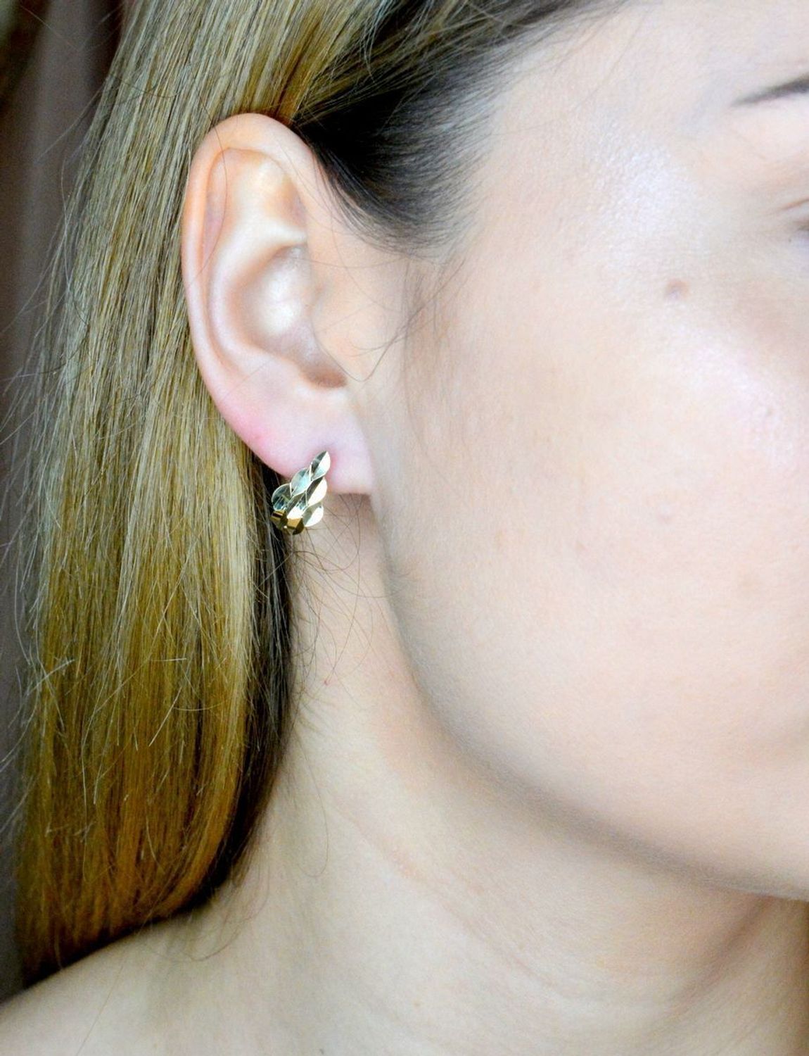 Złote kolczyki 375 angielskie z ozdobnym grawerowaniem KL 11385 375. Złote kolczyki wykonane z najwyższej jakości żółtego złota, próba 375, waga około 1,74gram. Kolczyki w minimalistycznym stylu, wpisujące się w obecne trendy modowe..jpg